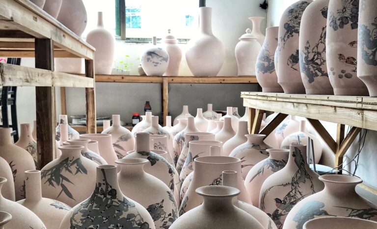 In Jingdezhen, ceramic artifacts are produced in batches.