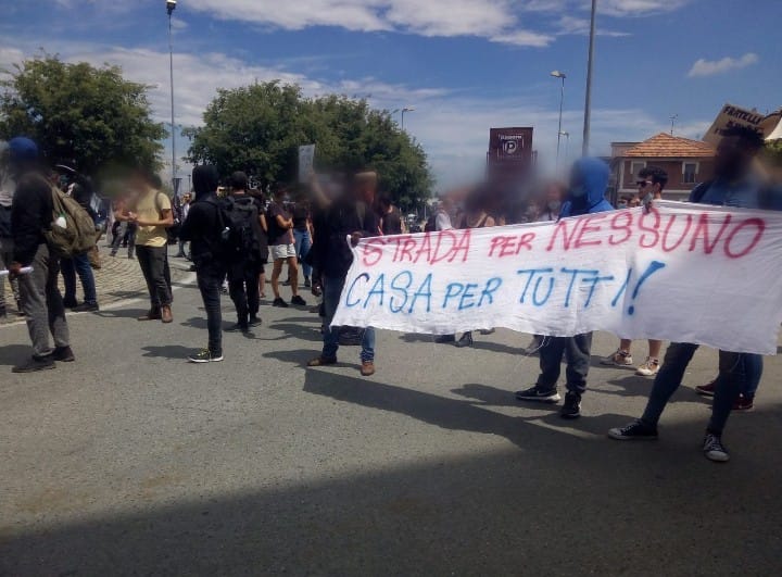 Photo of the migrant farm workers' demonstration in Saluzzo, district of Cuneo, 12 June 2020. A banner reads: "Casa per tutti! Strada per nessuno" / "Housing for all! The streets for no one"