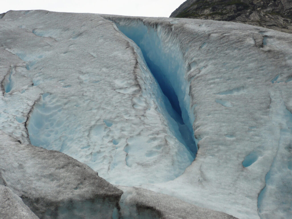 Photo of a rock crevice.