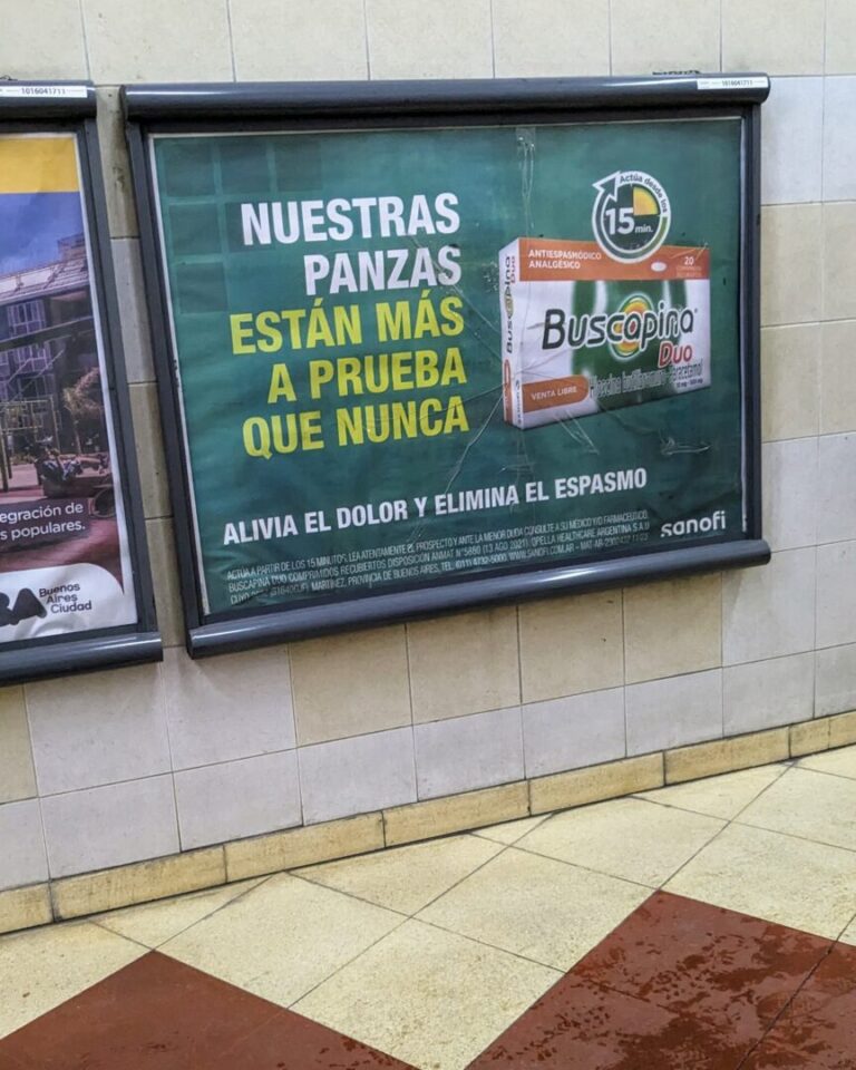 Subway ad that reads "Nuestras panzas están más a pruebe que nunca. Alivia el dolor y elimina el espasmo"